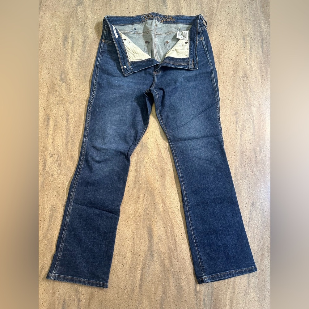 Wrangler Dark High Rise Slim Boot, Blue Jeans SZ 31/32 EUC